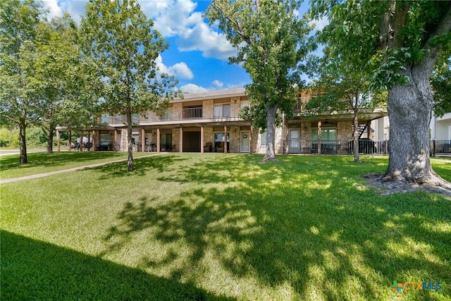 view of front of house featuring a front lawn