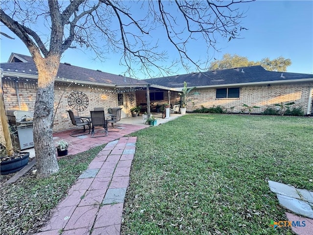 view of yard featuring a patio