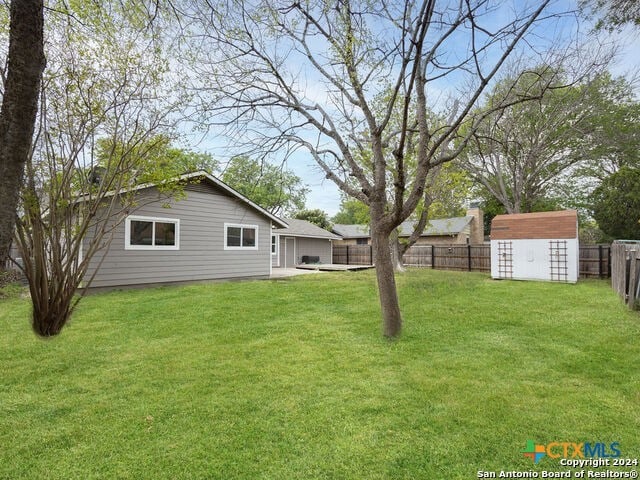 view of yard with a shed