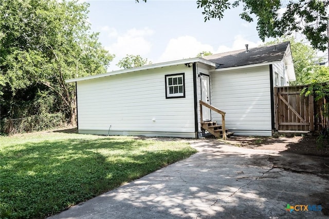 1004 Buena Vista Ave, Victoria, TX 77901 - back of property with entry steps and a patio
