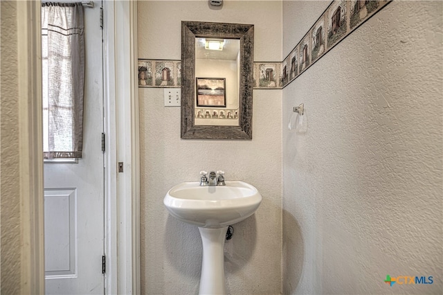 bathroom featuring sink