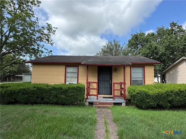 503 W Broadway St, Cuero, TX 77954 - view of front of house with a front lawn and roof with shingles