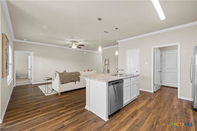 kitchen featuring visible vents, dark wood-style flooring, stainless steel appliances, white cabinetry, and a sink