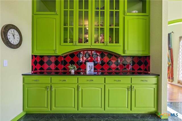 kitchen with decorative backsplash