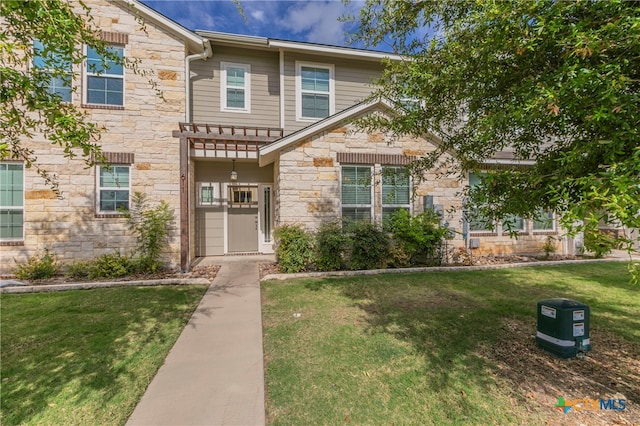 craftsman inspired home featuring a front lawn