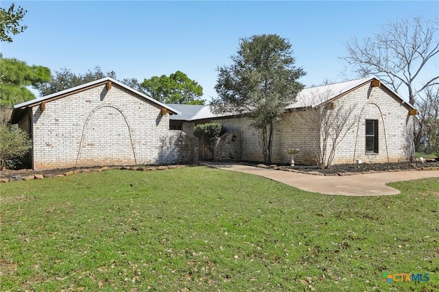 view of front of property with brick siding and a front yard
