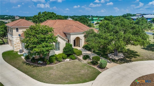 view of front of home featuring a front lawn