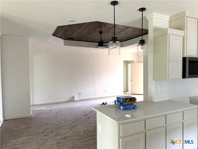 3804 Oglala Trl, Temple, TX 76502 - kitchen with open floor plan, a ceiling fan, wood finished floors, decorative backsplash, and a textured ceiling