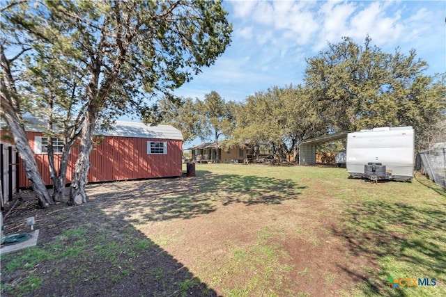 view of yard featuring an outbuilding