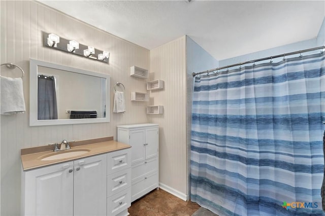 bathroom featuring a shower with shower curtain and vanity