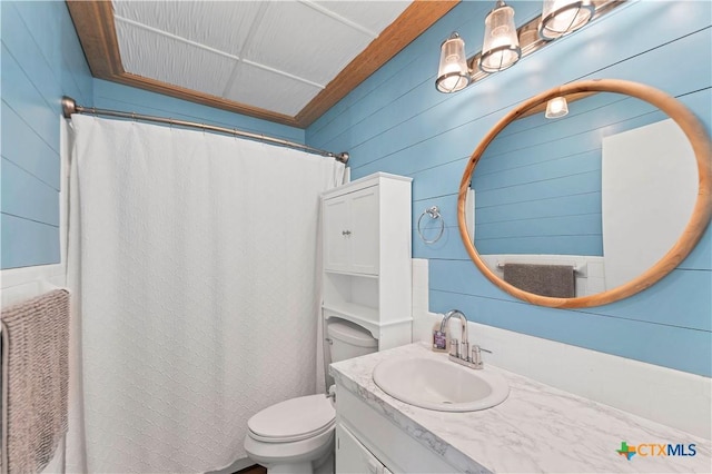 bathroom with vanity, curtained shower, and toilet