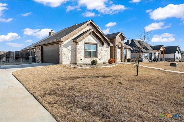 view of front of home featuring a front yard