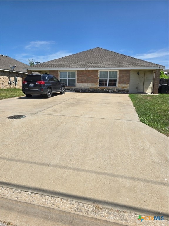 single story home featuring a front lawn