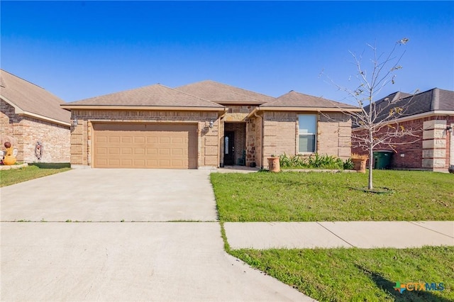 view of front of home featuring a front yard and a garage