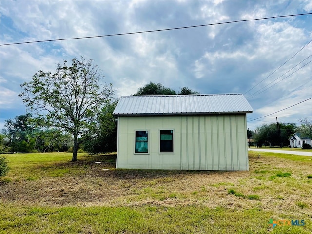 view of outdoor structure featuring a yard