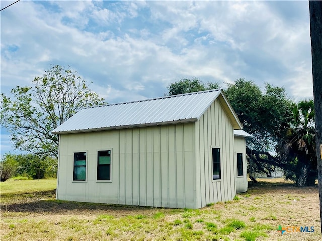 view of outdoor structure featuring a yard