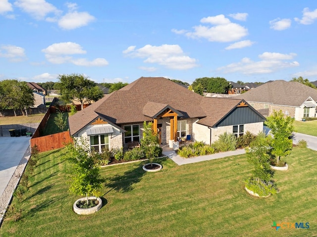 view of front of property featuring a front lawn