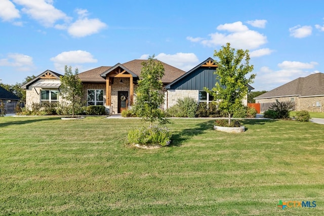 view of front of house featuring a front yard