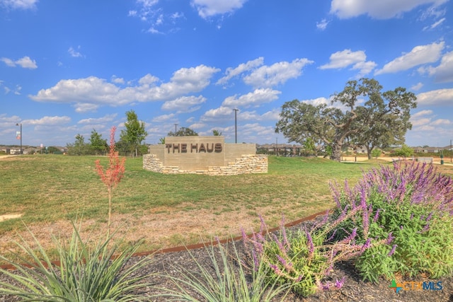 community / neighborhood sign featuring a lawn