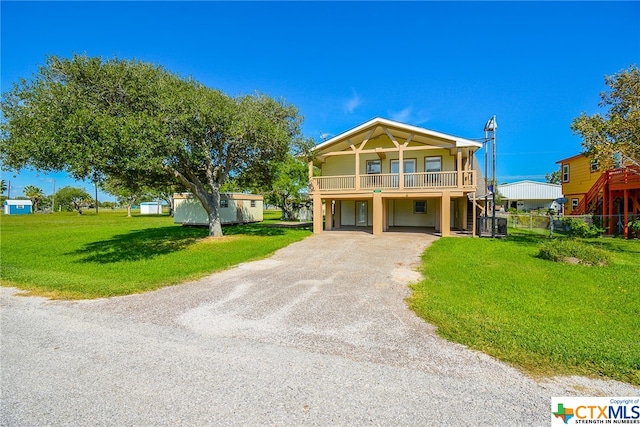 view of front of property featuring a front yard