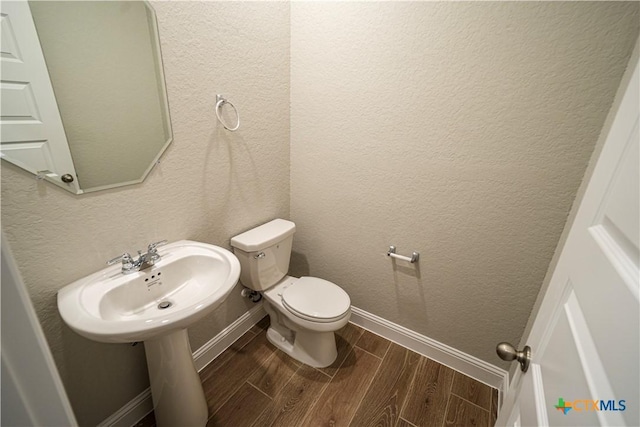 213 Fillmore Fls, Cibolo, TX 78108 - bathroom featuring wood finished floors, toilet, and baseboards