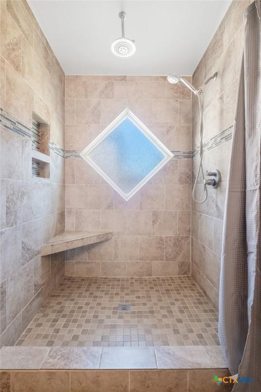 bathroom featuring a tile shower