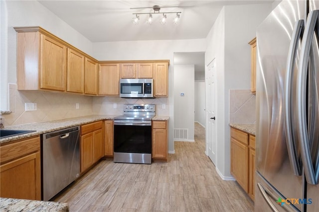 kitchen featuring light wood-style floors, visible vents, backsplash, and stainless steel appliances