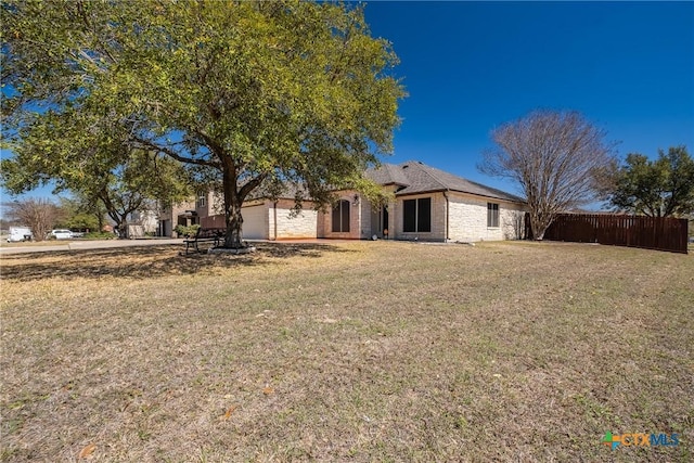 view of front of property featuring a front yard and fence