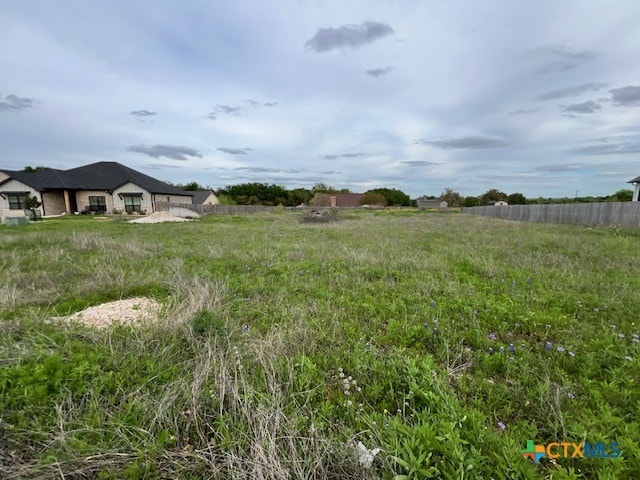 view of yard featuring a rural view