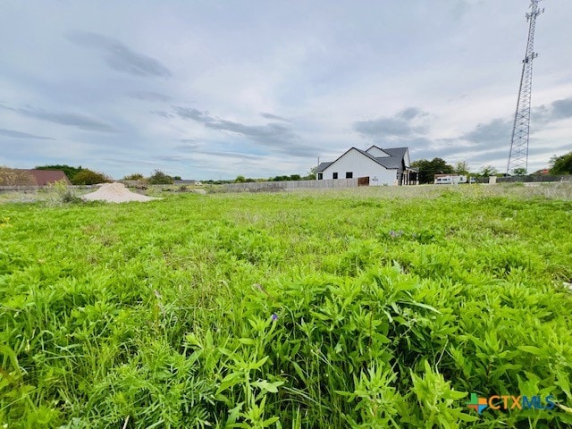 view of yard featuring a rural view