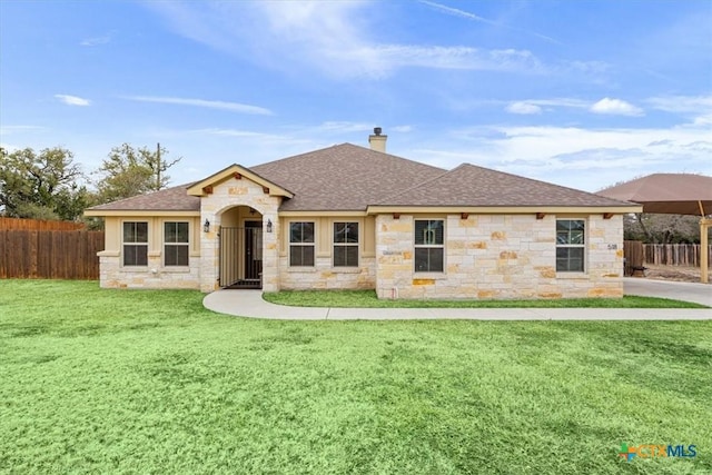 view of front facade featuring a front yard