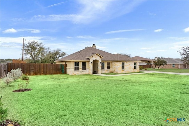 view of front of home featuring a front yard