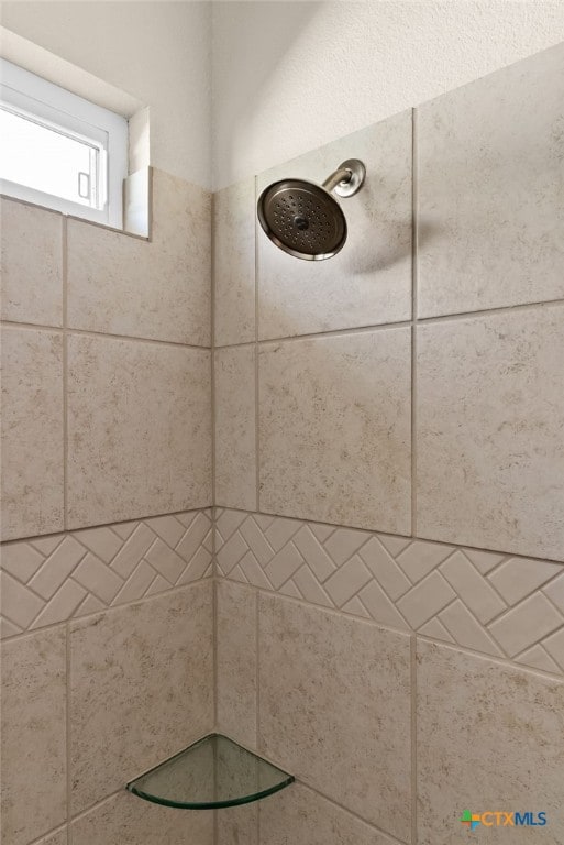 room details featuring tiled shower