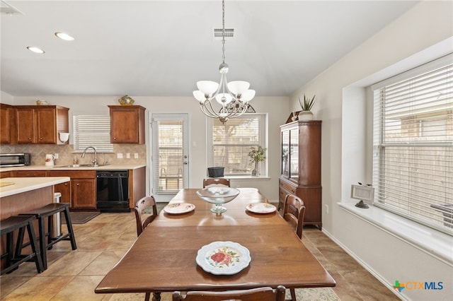 dining area with a toaster, visible vents, baseboards, and an inviting chandelier