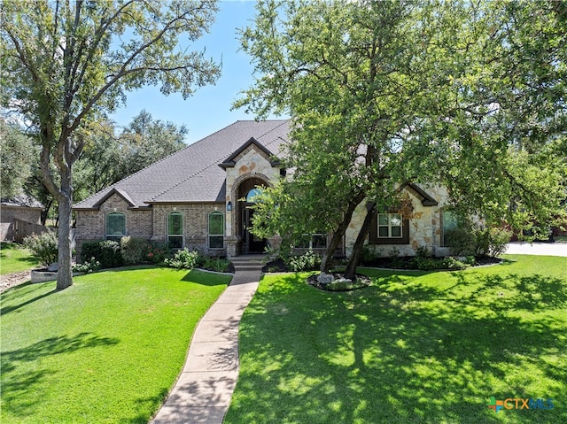 view of front of property featuring a front yard