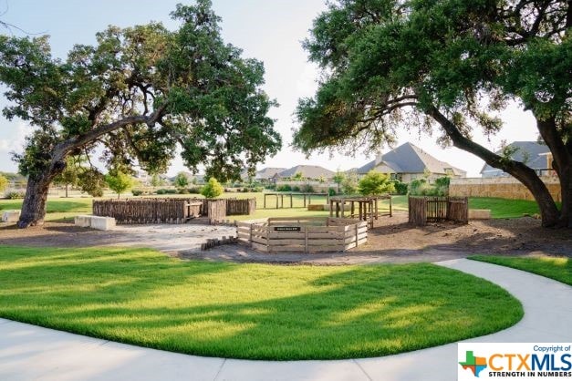 view of property's community featuring a yard