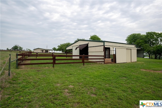 view of yard with an outdoor structure