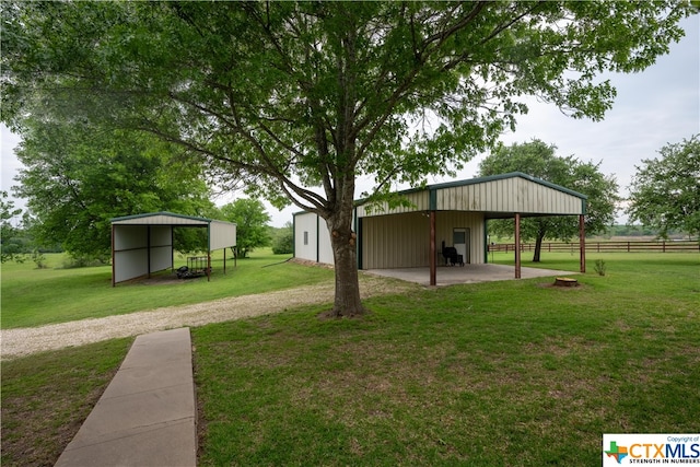 view of yard with an outdoor structure