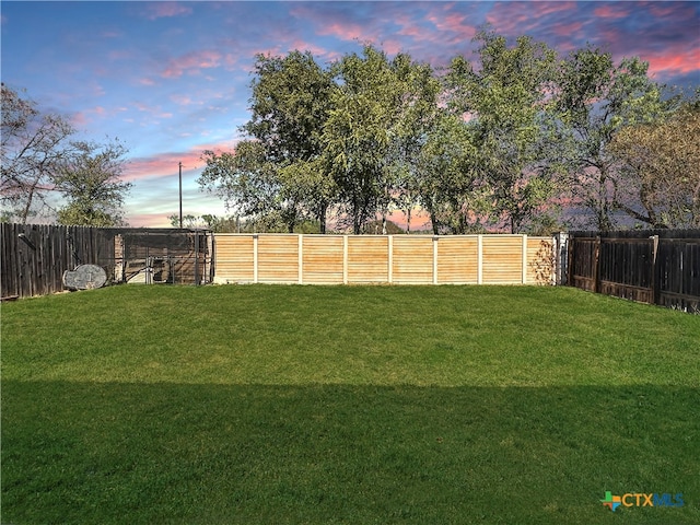 view of yard at dusk