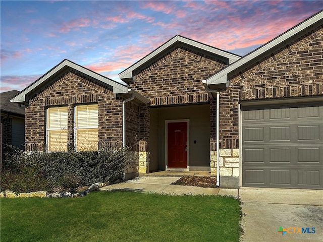 view of front of house featuring a lawn and a garage