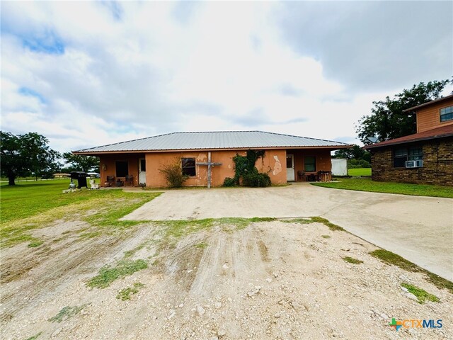 view of front of property featuring a front yard