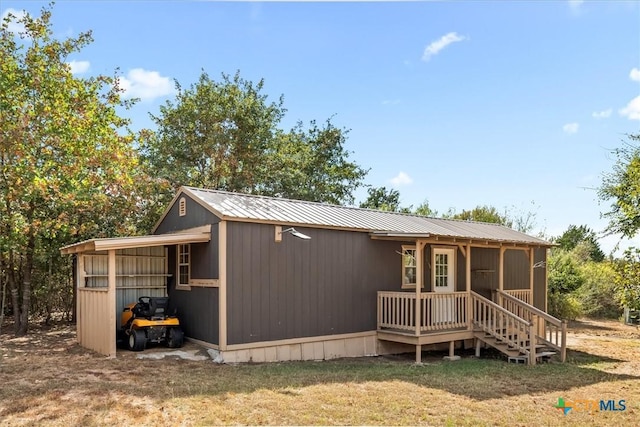 view of front of property featuring metal roof and a front lawn