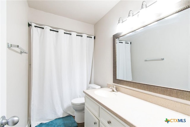 812 Trail Crest Dr, Harker Heights, TX 76548 - full bathroom with vanity, a shower with curtain, and toilet