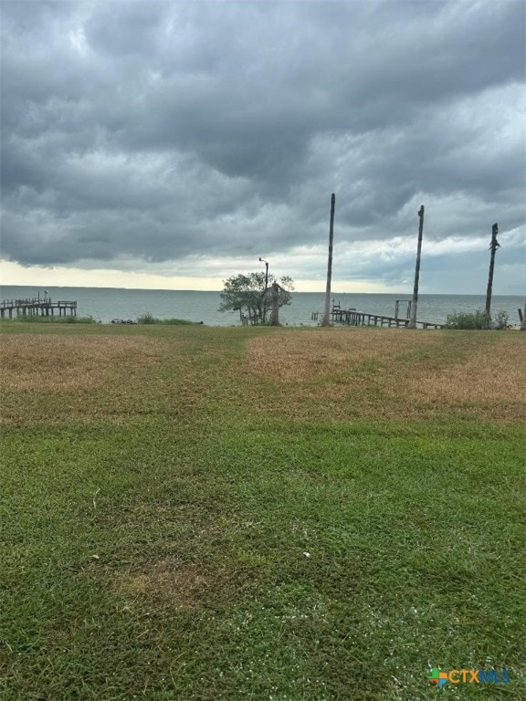 view of yard featuring a water view