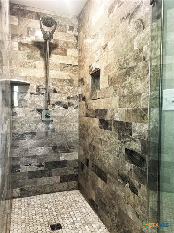 bathroom featuring a tile shower