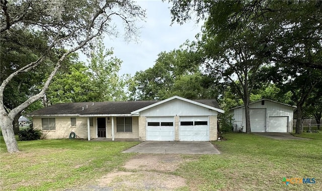 single story home featuring a front yard