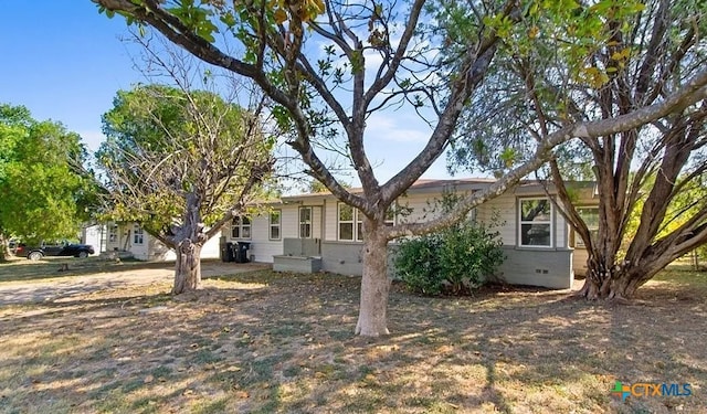 single story home with crawl space