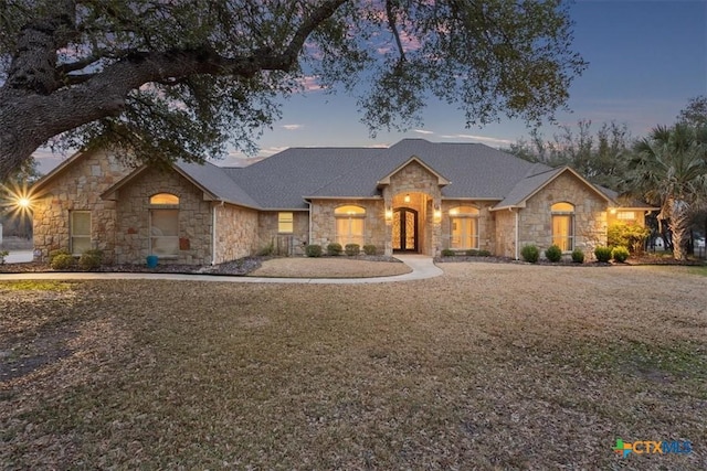 view of front facade with a front yard