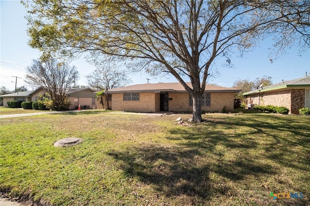 view of front of house featuring a front lawn