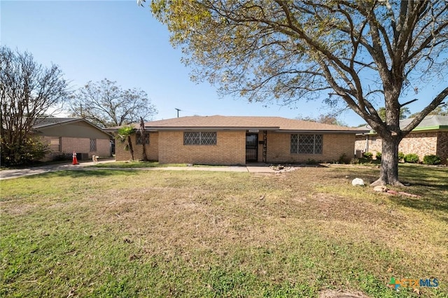 view of front of property with a front yard